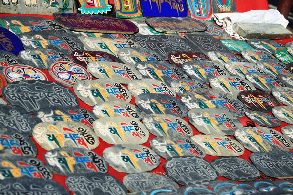 Om mani padme hum надписи на камнях. Гянце-Тибет. 1648 год
