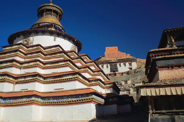 Кумбум или монастырь Ташигоманг пагода-Пельхор Чоде. Гянце-Тибет. 1632 год — стоковое фото