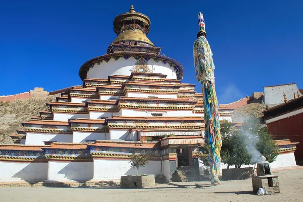 Kumbum or Tashigomang pagoda-flagpole-Pelkhor Chode monastery. Gyantse-Tibet. 1636 — Stock Photo, Image