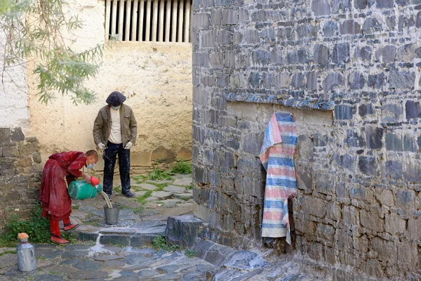 Walls whitewashing in the Tashilhunpo monastery. Shigatse-Tibet. 1694 — Stock Photo, Image