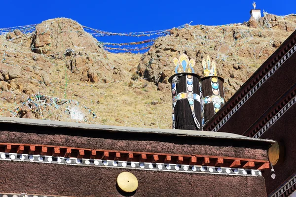 Dhvajas-victory banners on roof. Tashilhunpo monastery-Shigatse-Tibet. 1707 — Stock Photo, Image