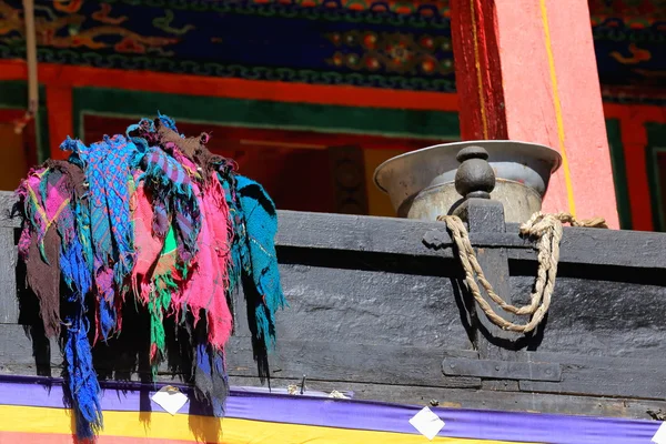 Mnoho barevných ubrusů a kovové umyvadlo Tashilhunpo kláštera. Shigatse Tibetu. 1722 — Stock fotografie