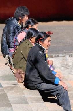 Tibet dindar aile içinde Tashilhunpo Manastırı. Shigatse-Tibet. 1719