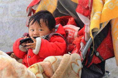 Babyboy Tashilhunpo Manastırı sokakta. Shigatse-Tibet. 1735