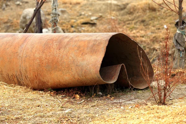 Rusty iron pipe beside the Yarlung Tsangpo near Shigatse-Tibet. 1764 — Stock Photo, Image