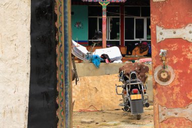 Shigatse-Tibet yakınındaki geleneksel homestead avluda. 1769