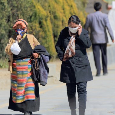 Dindar kadın circumbambulate lingkor Tashilhunpo Manastırı. Shigatse-Tibet. 1753