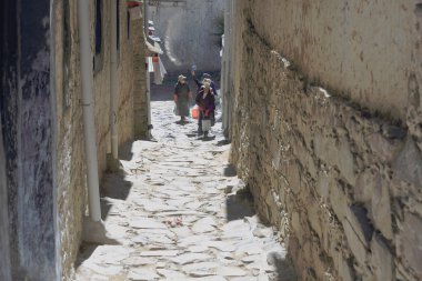 Tashilhunpo manastır duvarlarında badana. Shigatse-Tibet. 1728