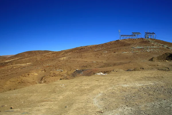 Las torres del teléfono celular del paisaje alrededor del paso de la montaña de Yulung. Condado de Lhatse-Tibet. 1793 — Foto de Stock