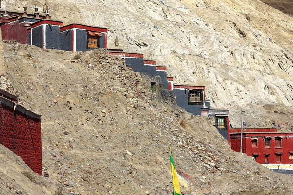 Składające się z wielu budynków North siedzibę klasztoru. Sakja Tybet. 1832 — Zdjęcie stockowe