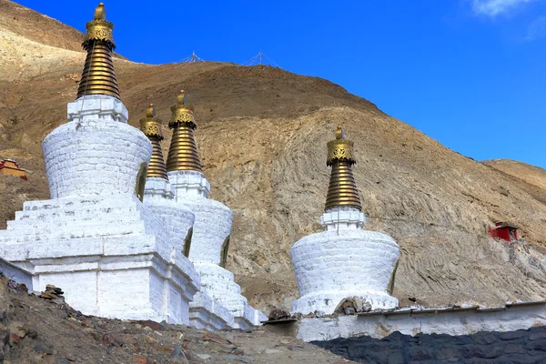 Λευκό stupas-λόγους του καθίσματος βόρεια του μοναστηριού-Sakya-Θιβέτ. 1835 — Φωτογραφία Αρχείου