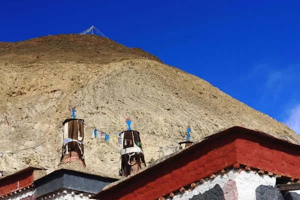 Bandeiras Dhvajas-vitória em bandeiras de oração no telhado no topo da colina. Sakya-Tibete. 1841 — Fotografia de Stock