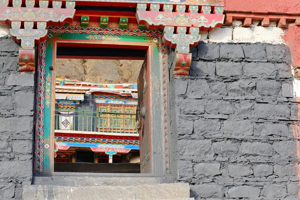 Rahibe manastırı-Kuzey koltuk Sakya Manastırı-Tibet gerekçesiyle çok renkli kapı. 1882 — Stok fotoğraf