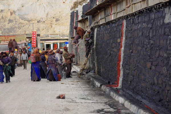 Místní lidé na malování veřejně prospěšné. Jižní sedadla Sakja klášter Tibetu. 1900 — Stock fotografie