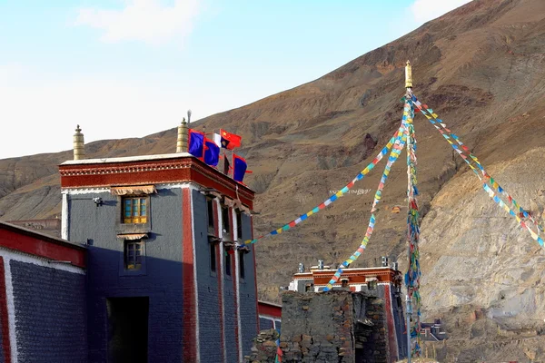 Dua bayrak direği giriş-Güney koltuk Sakya Manastırı-Tibet karşı karşıya. 1896 — Stok fotoğraf