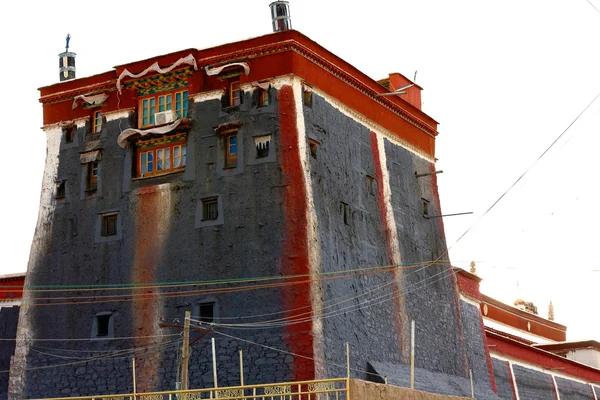 Una enorme torre de vigilancia en la esquina. South Seat Sakya monasterio-Tíbet. 1906 — Foto de Stock