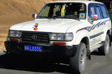 Turist araba bakan Lhotse - Everest ve birkaç Himalaya zirveleri bağlar. Tibet. 1926