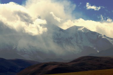 Shisha Pangma yoğun bulutlar arkasında. Himalayalar-Tibet. 1990