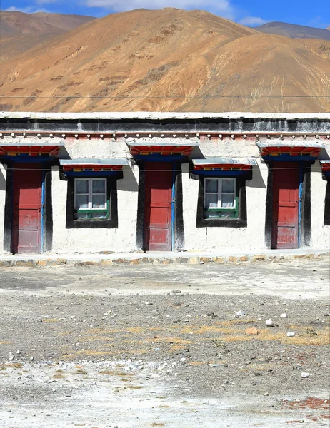 Ресторан-готель розташований у Tingri містечку Тибету. 1949 — стокове фото