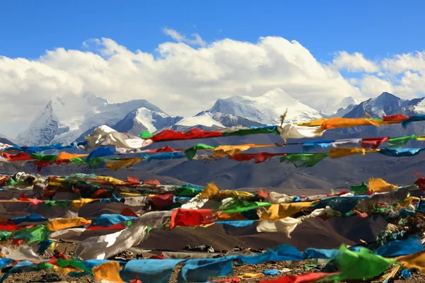 Dua bayrakları ve tepeler aşırı Ne.of Lapche Kang massif-Tibet. 1982