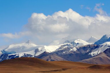Bulut kaplı dağ Lapche Kang II ve çevresindeki tepeler. Himalayalar-Tibet. 1963
