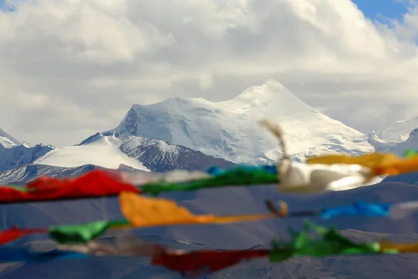 Prayer flags-peaks at the W.end of Lapche Kang massif-Tibet. 1981 — Stock Photo, Image