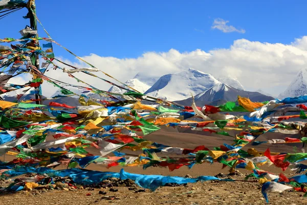 Prayer flags and mounts Colangma-left+Gyao Kang-right. Tibet. 1984 — Stock Photo, Image