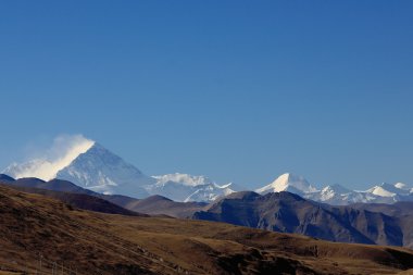 Everest Dağı ve diğer Himalaya zirveleri. Tibet. 1920