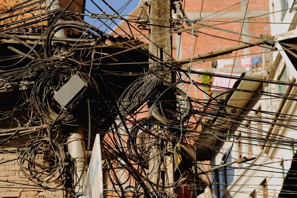 Utility pole-trassliga kablar i mitten av gatan. Kathmandu-Nepal. 2036 — Stockfoto