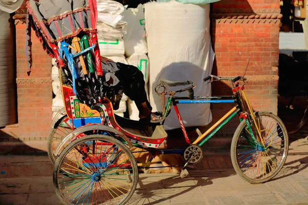 Manycolored cyklu rikša čeká na zákazníky. Kathmandu Nepál. 2037 — Stock fotografie