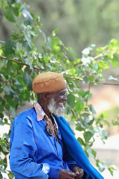 Ubrana w niebieską miejscowy stary człowiek. Debre Birhan Etiopii. 0012 — Zdjęcie stockowe