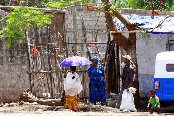 Local people chatting on the street. Debre Birhan-Ethiopia. 0015 — Stock Photo, Image