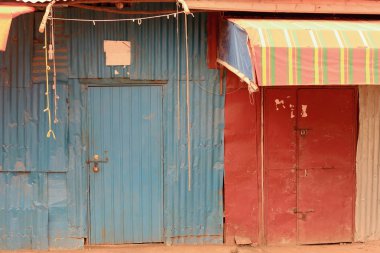 Teneke kapılar-kırmızı ve mavi. Kombolcha-Etiyopya. 0094