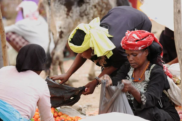 Women at business in the sunday market. Senbete-Ethiopia. 0034 — Stock Photo, Image
