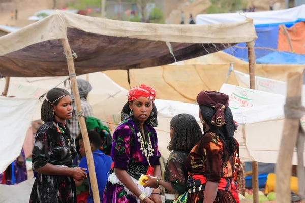 Lokale vrouwen en kraampjes op de zondagmarkt. Senbete-Ethiopië. 0037 — Stockfoto