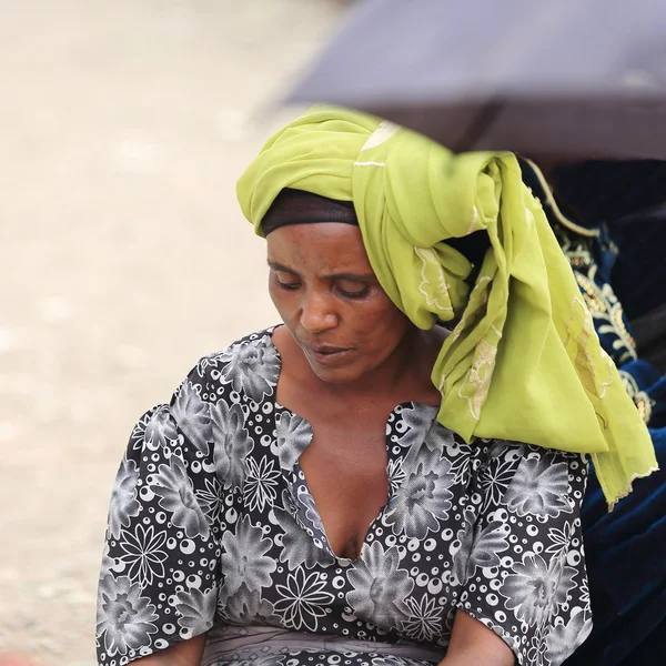 Woman sitting on the floor. Sunday market-Senbete-Ethiopia. 0042 — Zdjęcie stockowe