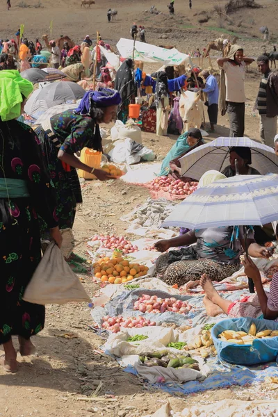 Women buying vegetables at the Sunday market-Senbete-Ethiopia. 0046 — Stock Photo, Image