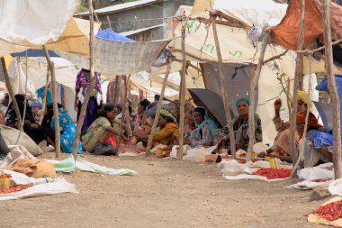 Women selling-buying at the Sunday market. Senbete-Ethiopia. 0052