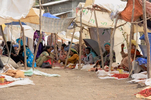 Women selling-buying at the Sunday market. Senbete-Ethiopia. 0052 — ストック写真