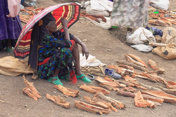 Firewood selling woman-sunday market. Senbete-Ethiopia. 0054 — Stock Photo, Image