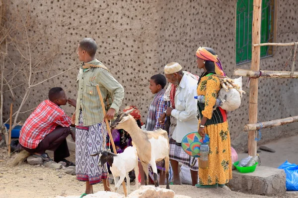 Familiengruppe mit Waren, die sie am verkaufsoffenen Sonntag gekauft haben. senbete-äthiopien. 0062 — Stockfoto