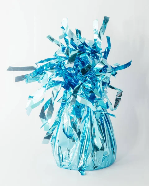 Caramelos Regalo Una Envoltura Azul Sobre Fondo Blanco —  Fotos de Stock