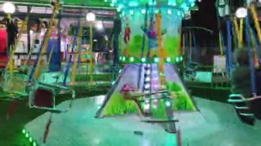 Çocuk kumar makineleri oynuyor.