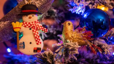 Noel ağacında Noel süslemeleri. arkaplan.