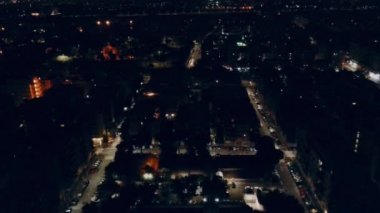 AERİAL. Şehir merkezinde Manzaralı Gece ve Parlayan Sokaklar ve Şehir Trafik Işıkları