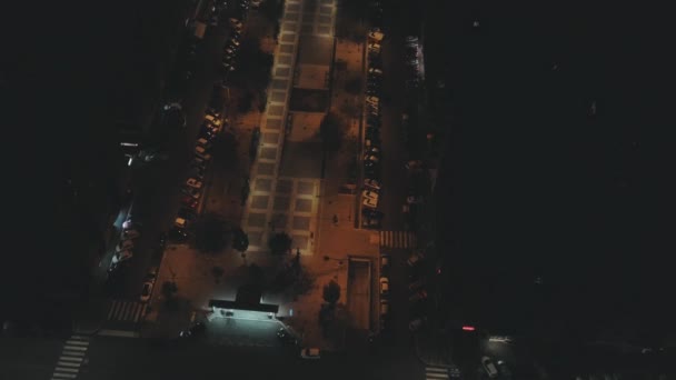 AERIAL. Ночь с видом на центр города и оживленные улицы, а также городские светофоры — стоковое видео