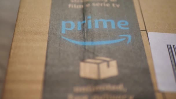 Roma Itália - 25 de outubro. 2020. close-up no pacote Amazon prime, Amazon PRIME Logotype Impresso em Caixa de papelão Fita Scotch de segurança, Amazon Prime é um serviço de assinatura paga pela Amazon — Vídeo de Stock