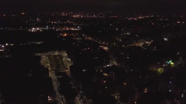 AERİAL. Şehir merkezinde Manzaralı Gece ve Parlayan Sokaklar ve Şehir Trafik Işıkları