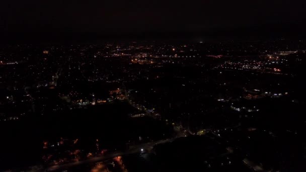 AERIAL.市区的夜景、明亮的街道及城市交通灯饰 — 图库视频影像