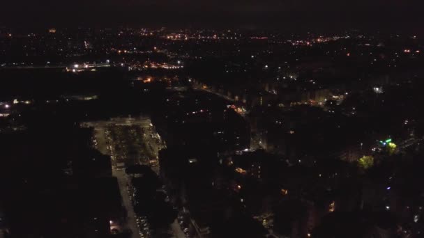 AERIAL. Natt med utsikt över centrum och glödande gator och City Car Traffic Lights — Stockvideo